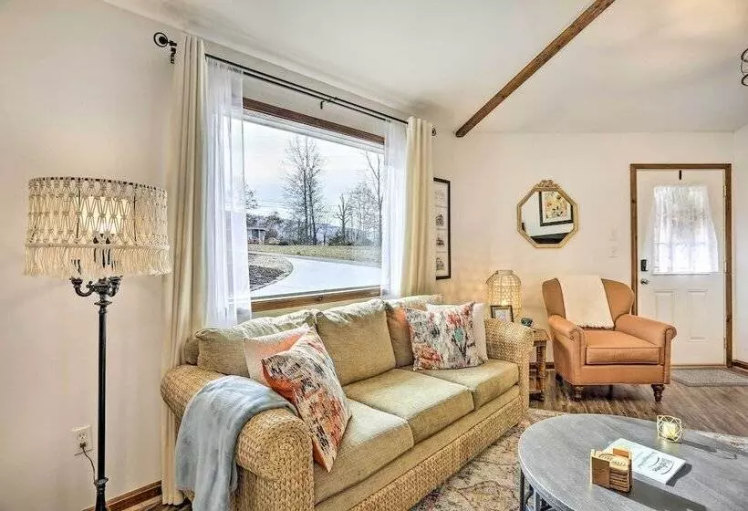 Picturesque Cottage In The Heart Of Trenton!