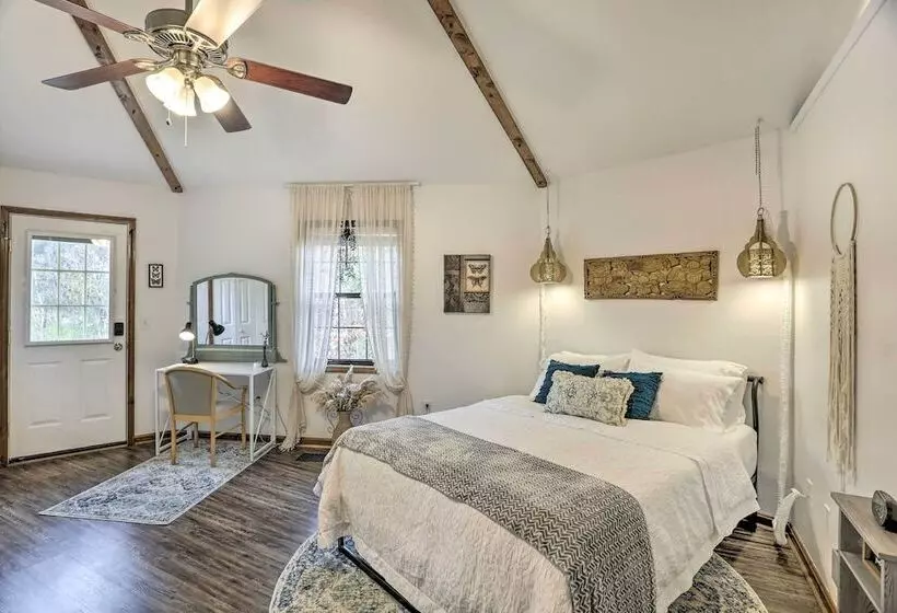 Picturesque Cottage In The Heart Of Trenton!