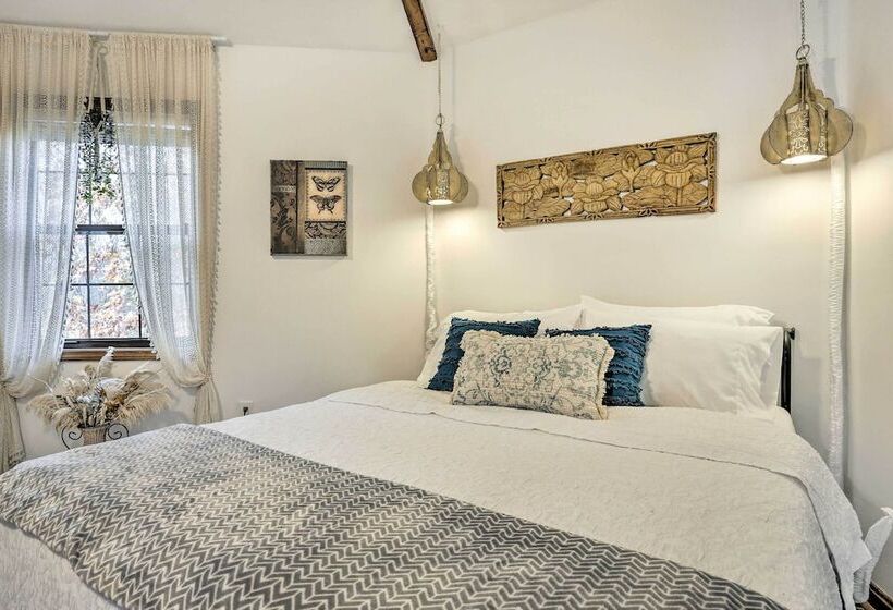 Picturesque Cottage In The Heart Of Trenton!