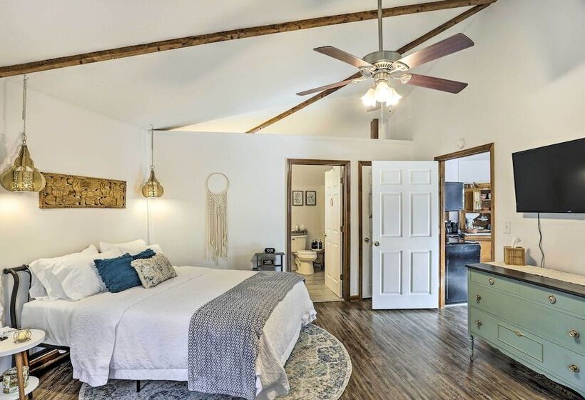 Picturesque Cottage In The Heart Of Trenton!