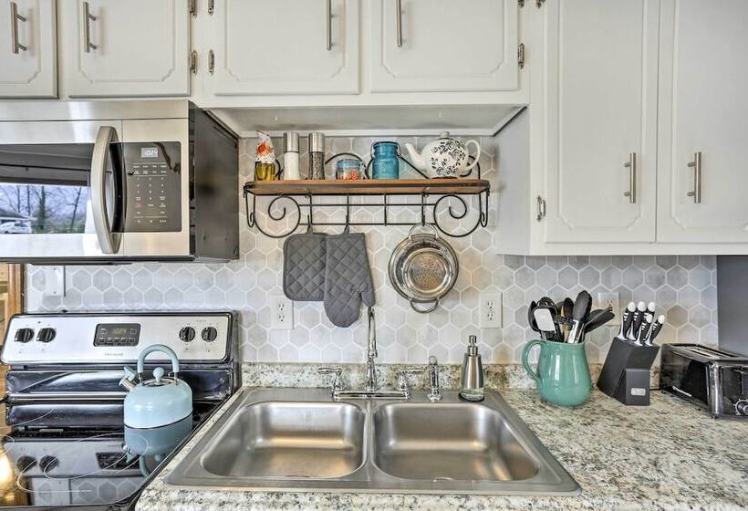 Picturesque Cottage In The Heart Of Trenton!