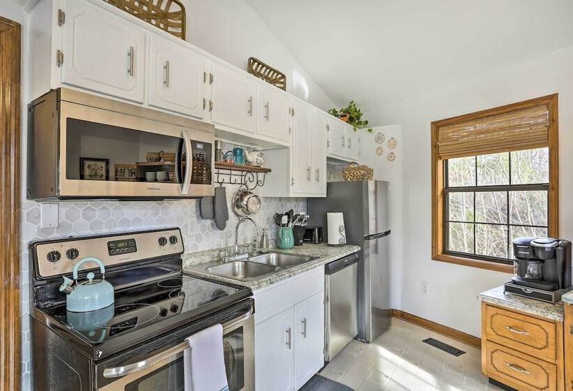 Picturesque Cottage In The Heart Of Trenton!