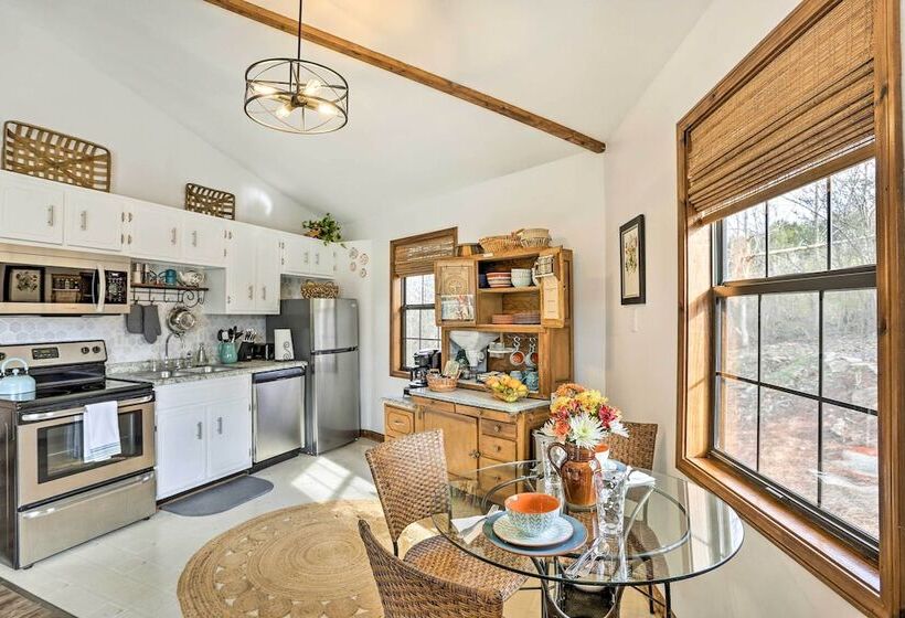 Picturesque Cottage In The Heart Of Trenton!