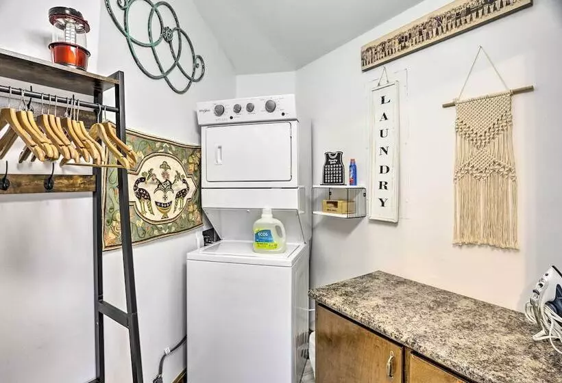 Picturesque Cottage In The Heart Of Trenton!