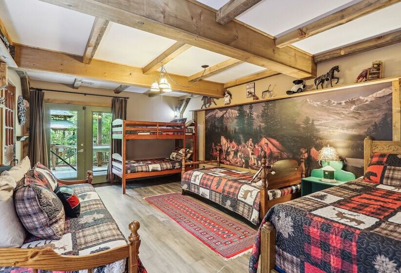 Drifting Feather Mountain Cabin: Waterfront Deck