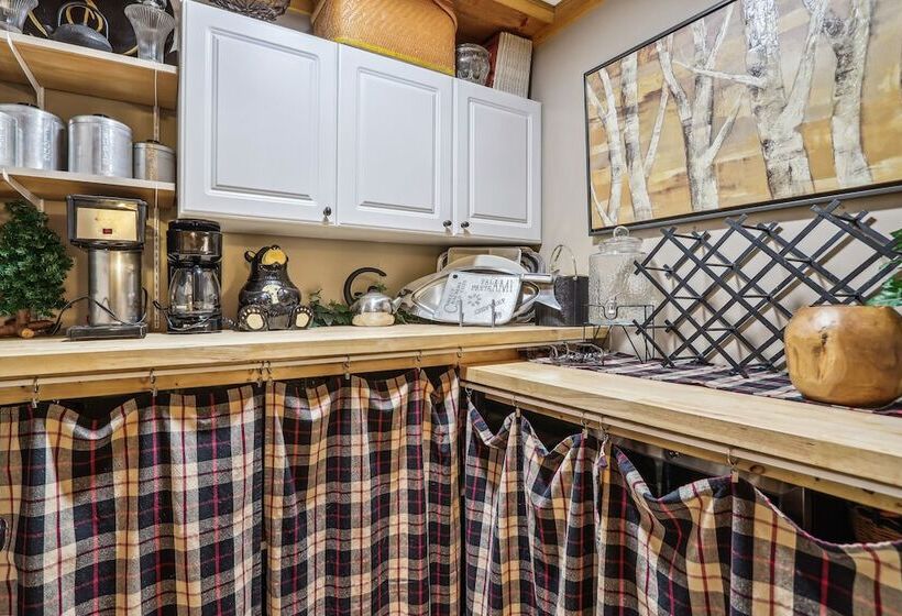 Drifting Feather Mountain Cabin: Waterfront Deck