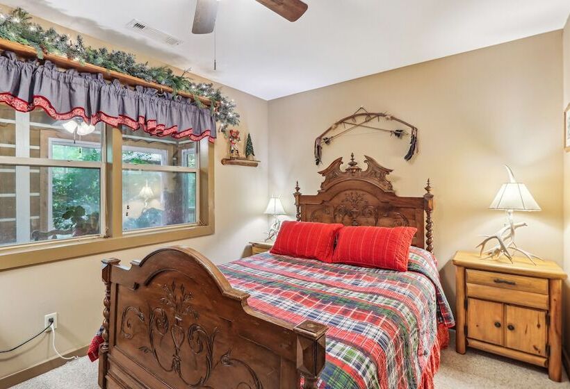 Drifting Feather Mountain Cabin: Waterfront Deck