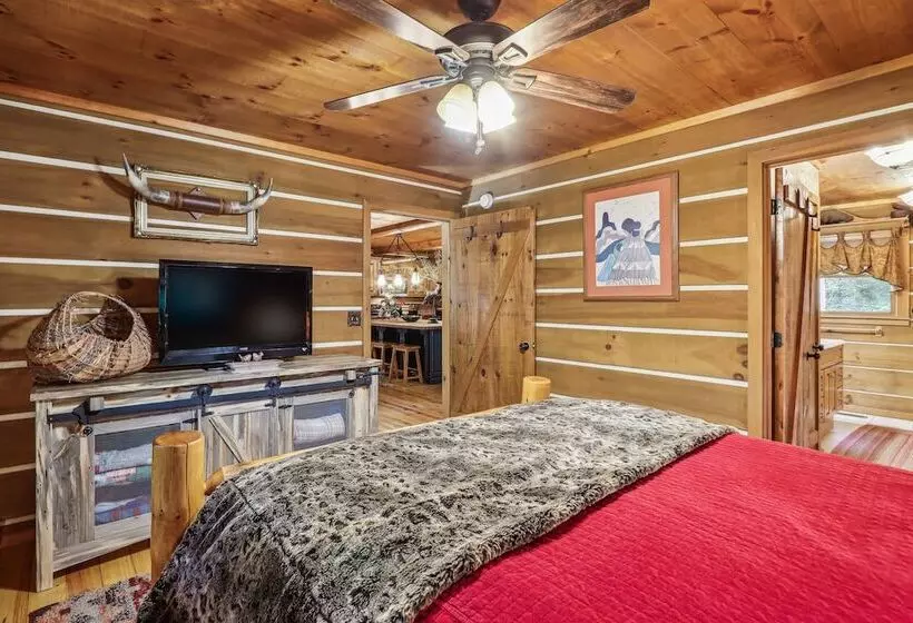 Drifting Feather  Mountain Cabin: Waterfront Deck