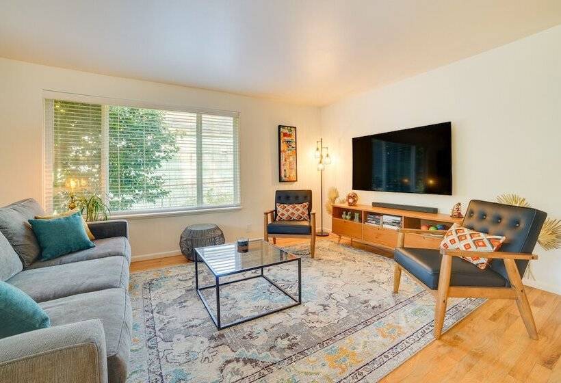 Seattle Vacation Home W/ Hot Tub: 5 Mi To Downtown
