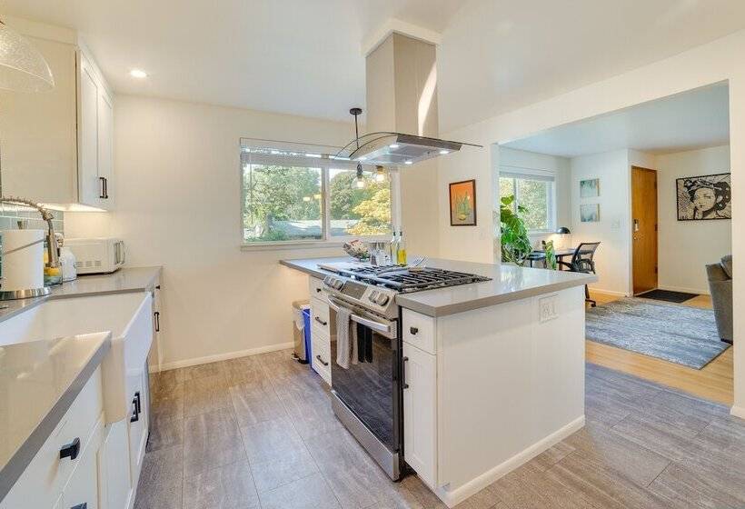 Seattle Vacation Home W/ Hot Tub: 5 Mi To Downtown