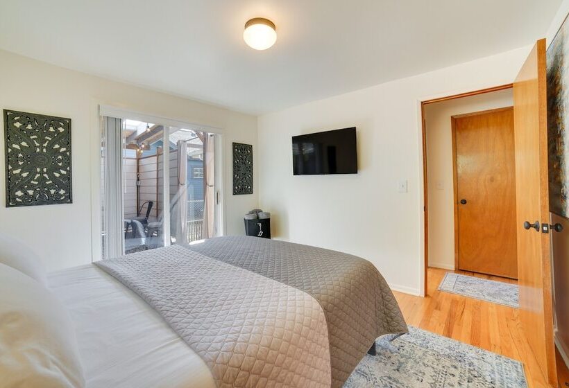 Seattle Vacation Home W/ Hot Tub: 5 Mi To Downtown