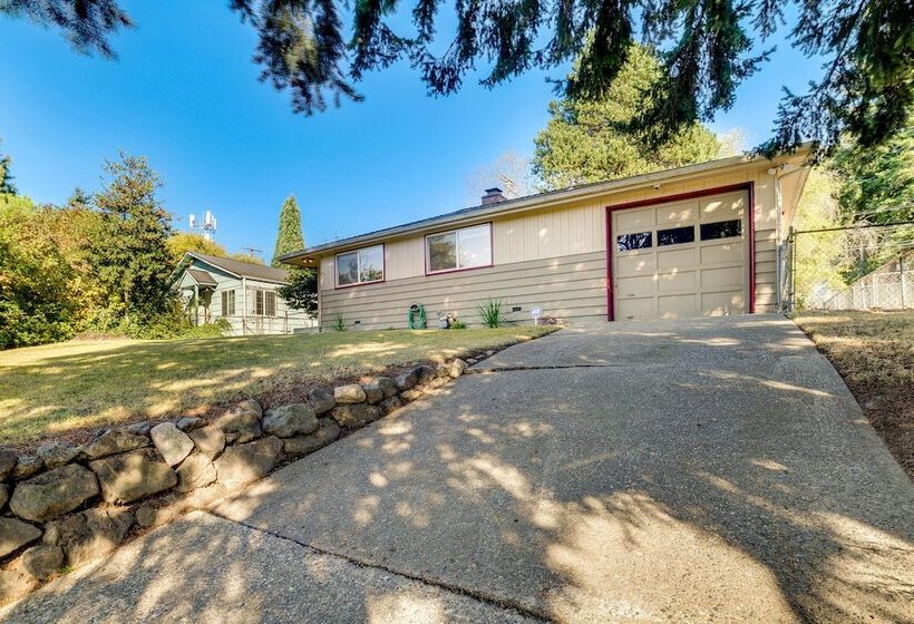 Seattle Vacation Home W/ Hot Tub: 5 Mi To Downtown