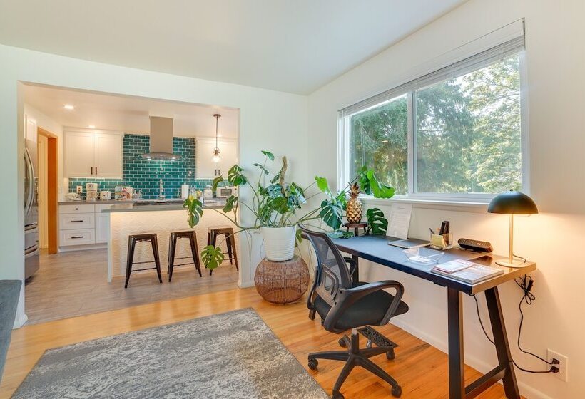 Seattle Vacation Home W/ Hot Tub: 5 Mi To Downtown