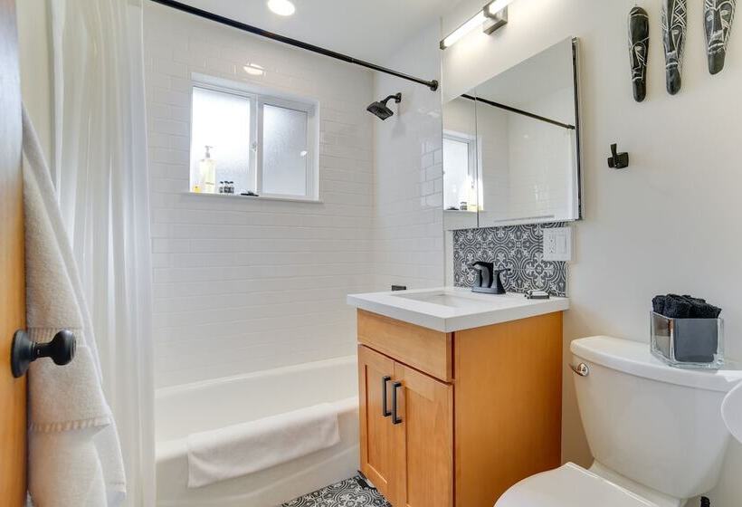 Seattle Vacation Home W/ Hot Tub: 5 Mi To Downtown