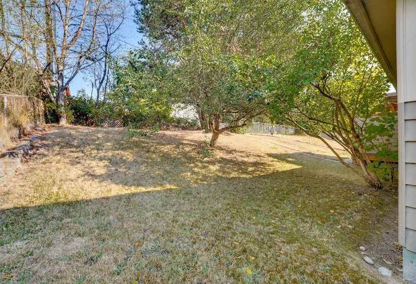 Seattle Vacation Home W/ Hot Tub: 5 Mi To Downtown