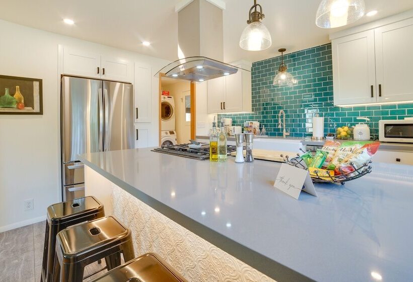 Seattle Vacation Home W/ Hot Tub: 5 Mi To Downtown