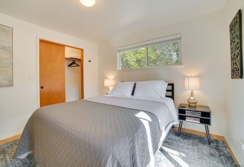 Seattle Vacation Home W/ Hot Tub: 5 Mi To Downtown