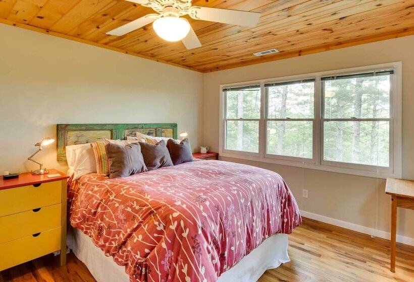 Spacious Georgia Escape W/ Fireplace, Deck & Grill