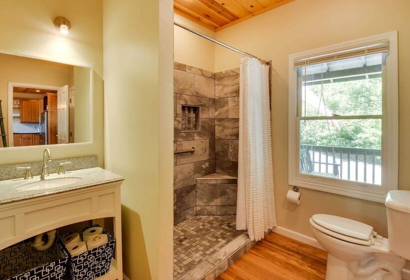 Spacious Georgia Escape W/ Fireplace, Deck & Grill