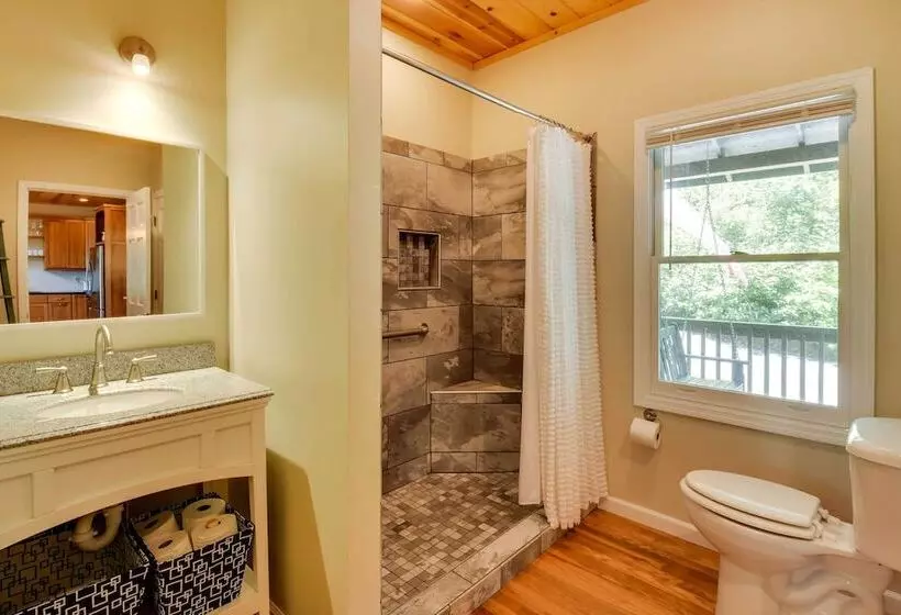 Spacious Georgia Escape W/ Fireplace, Deck & Grill