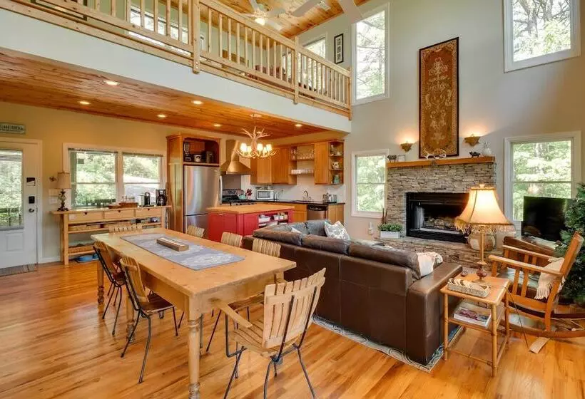 Spacious Georgia Escape W/ Fireplace, Deck & Grill