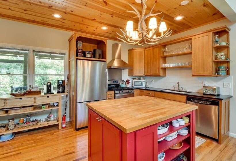 Spacious Georgia Escape W/ Fireplace, Deck & Grill