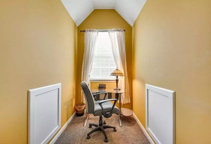 Spacious Fairburn Home: 1 Mi To Cedar Grove Lake!