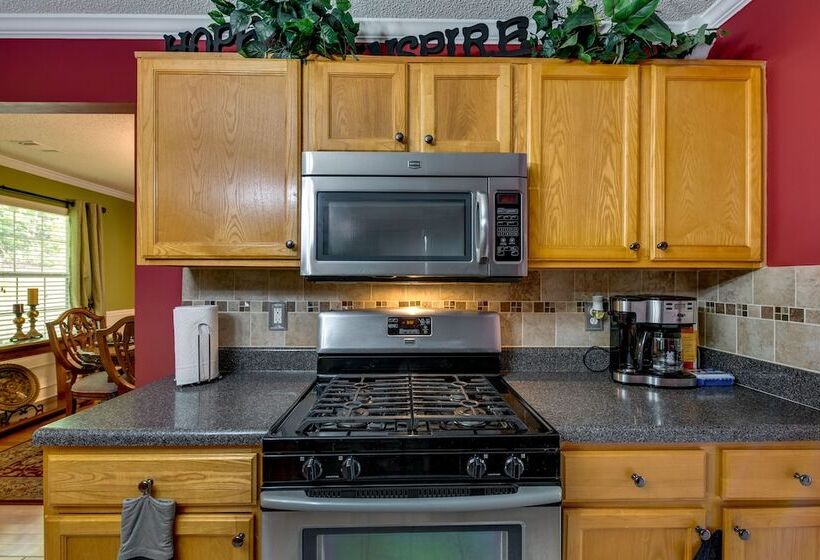 Spacious Fairburn Home: 1 Mi To Cedar Grove Lake!