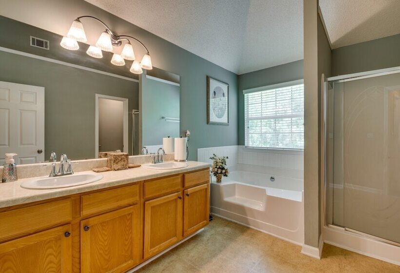 Spacious Fairburn Home: 1 Mi To Cedar Grove Lake!