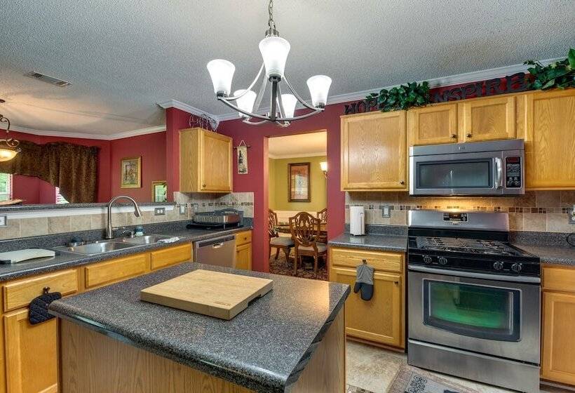 Spacious Fairburn Home: 1 Mi To Cedar Grove Lake!