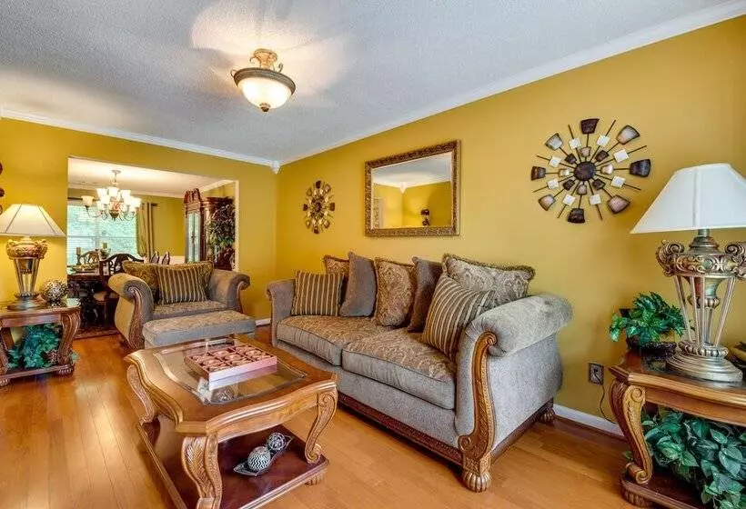 Spacious Fairburn Home: 1 Mi To Cedar Grove Lake!