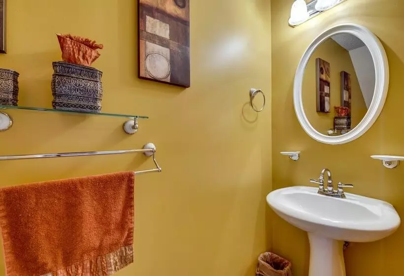 Spacious Fairburn Home: 1 Mi To Cedar Grove Lake!