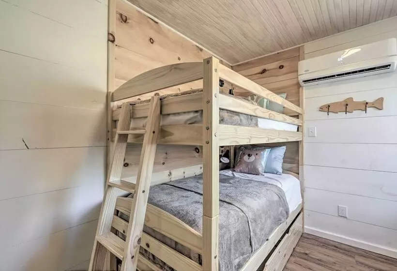 Stunning Culloden Cabin With Deck & Creek View!