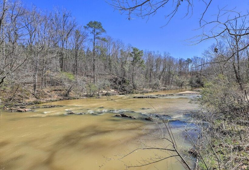 Stunning Culloden Cabin With Deck & Creek View!