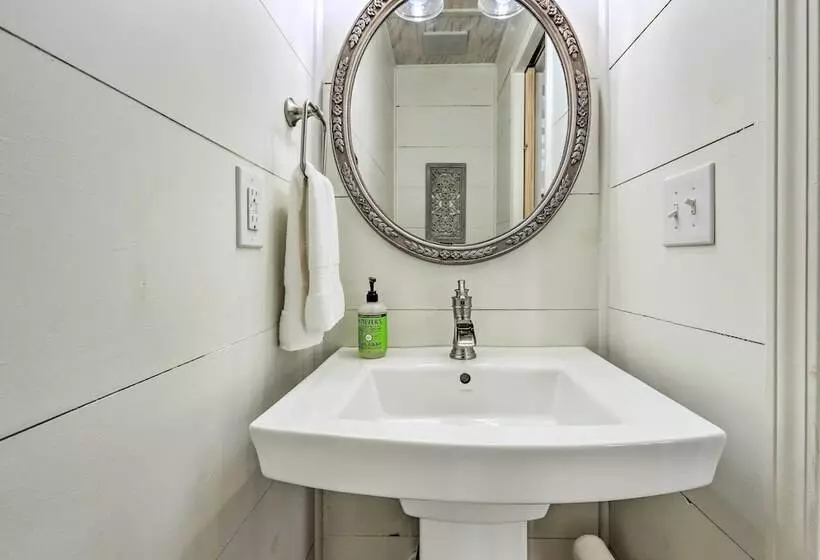 Stunning Culloden Cabin With Deck & Creek View!