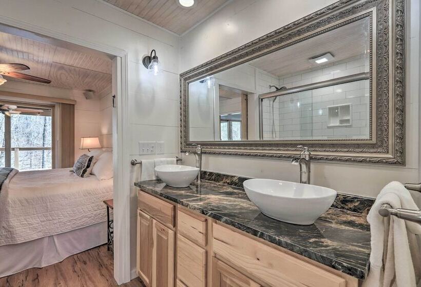 Stunning Culloden Cabin With Deck & Creek View!