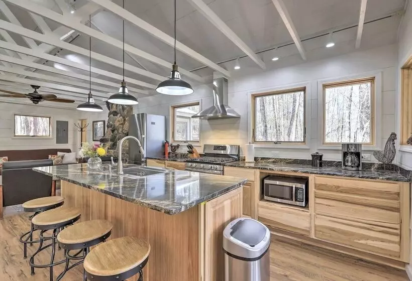 Stunning Culloden Cabin With Deck & Creek View!