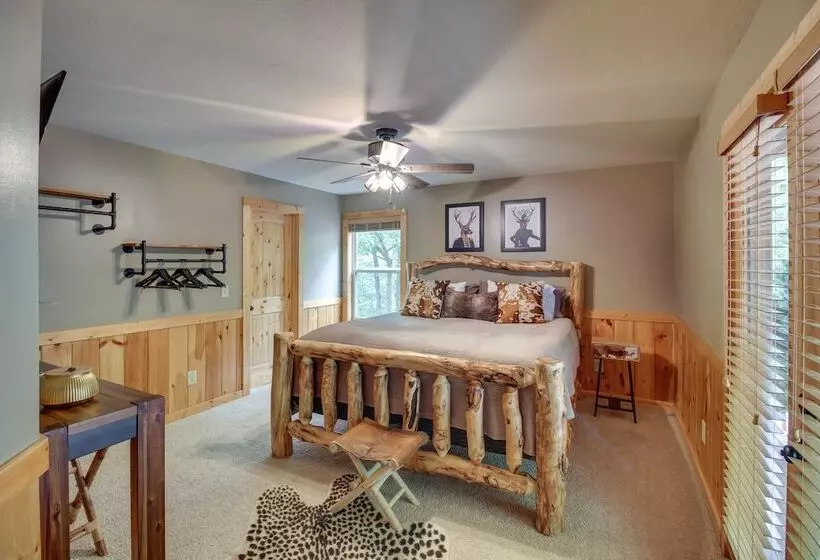 Upscale Coosawattee Cabin W/ Hot Tub & Fire Pit!