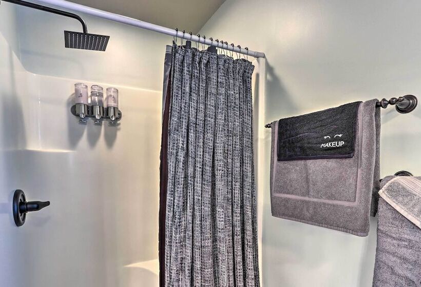 Upscale Coosawattee Cabin W/ Hot Tub & Fire Pit!