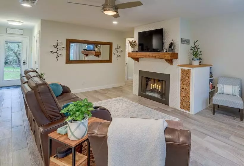 A Frame Cottage W/ Deck ~ 5 Mi To Lake Bastrop!