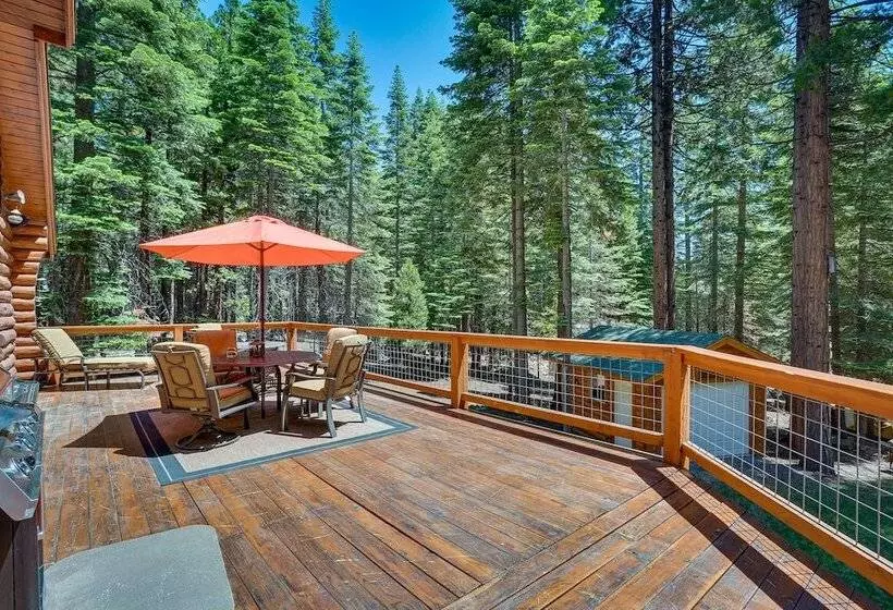 Lake Almanor Cabin W/ Deck & Beach Access