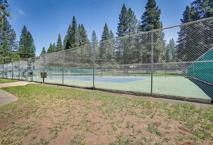 Lake Almanor Cabin W/ Deck & Beach Access