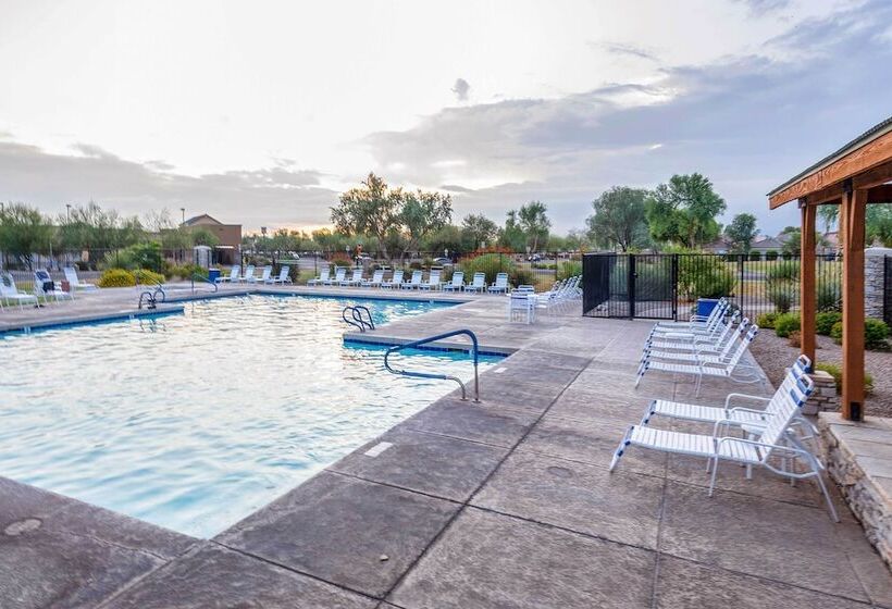 Comfortable Phoenix Area Home On Golf Course!