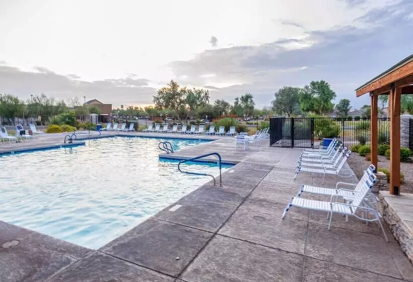 Comfortable Phoenix Area Home On Golf Course!