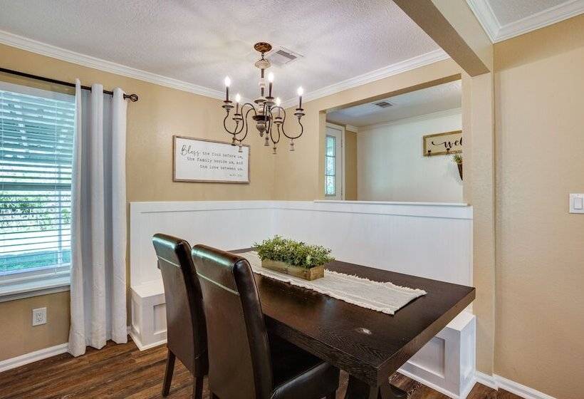 Pet Friendly Conroe Hideaway W/ Porch & Fire Pit