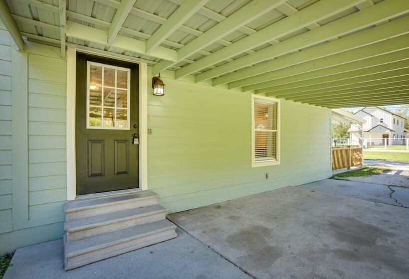 Pet Friendly Conroe Hideaway W/ Porch & Fire Pit