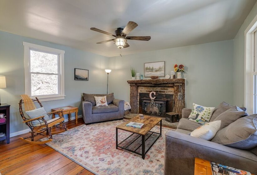 Cozy Eagle Rock Cottage On The Creek W/ Loft!