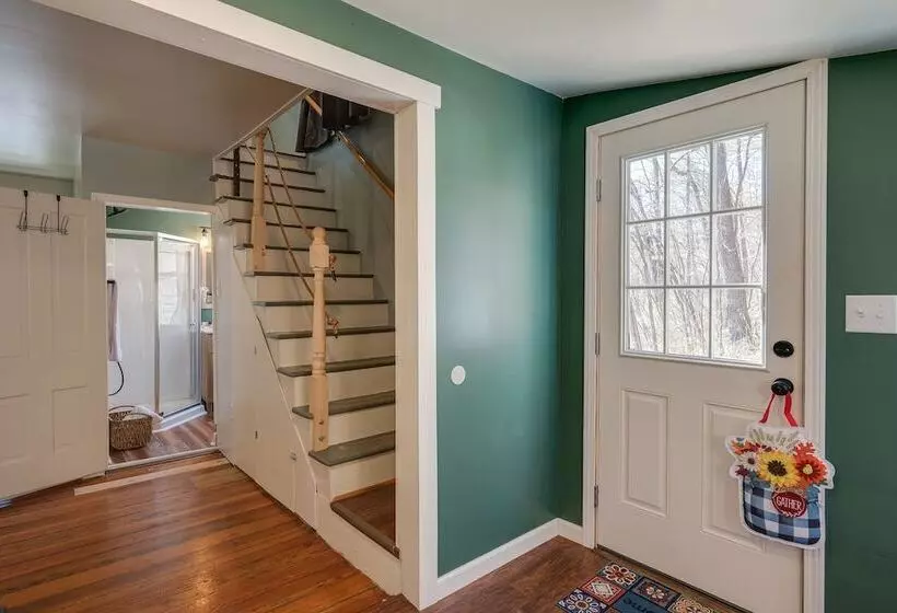 Cozy Eagle Rock Cottage On The Creek W/ Loft!