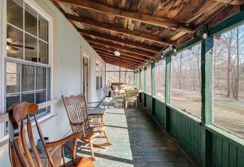 Cozy Eagle Rock Cottage On The Creek W/ Loft!