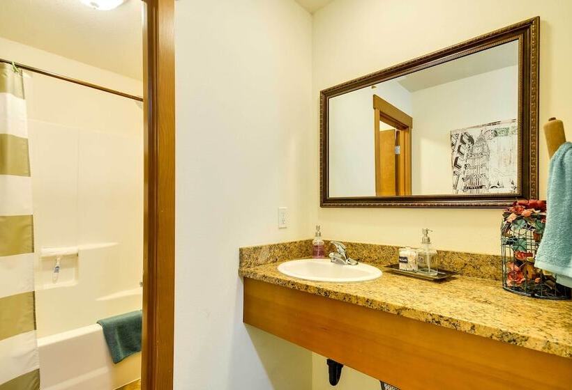 Dog Friendly Milwaukie Home: 9 Mi To Dtwn Portland